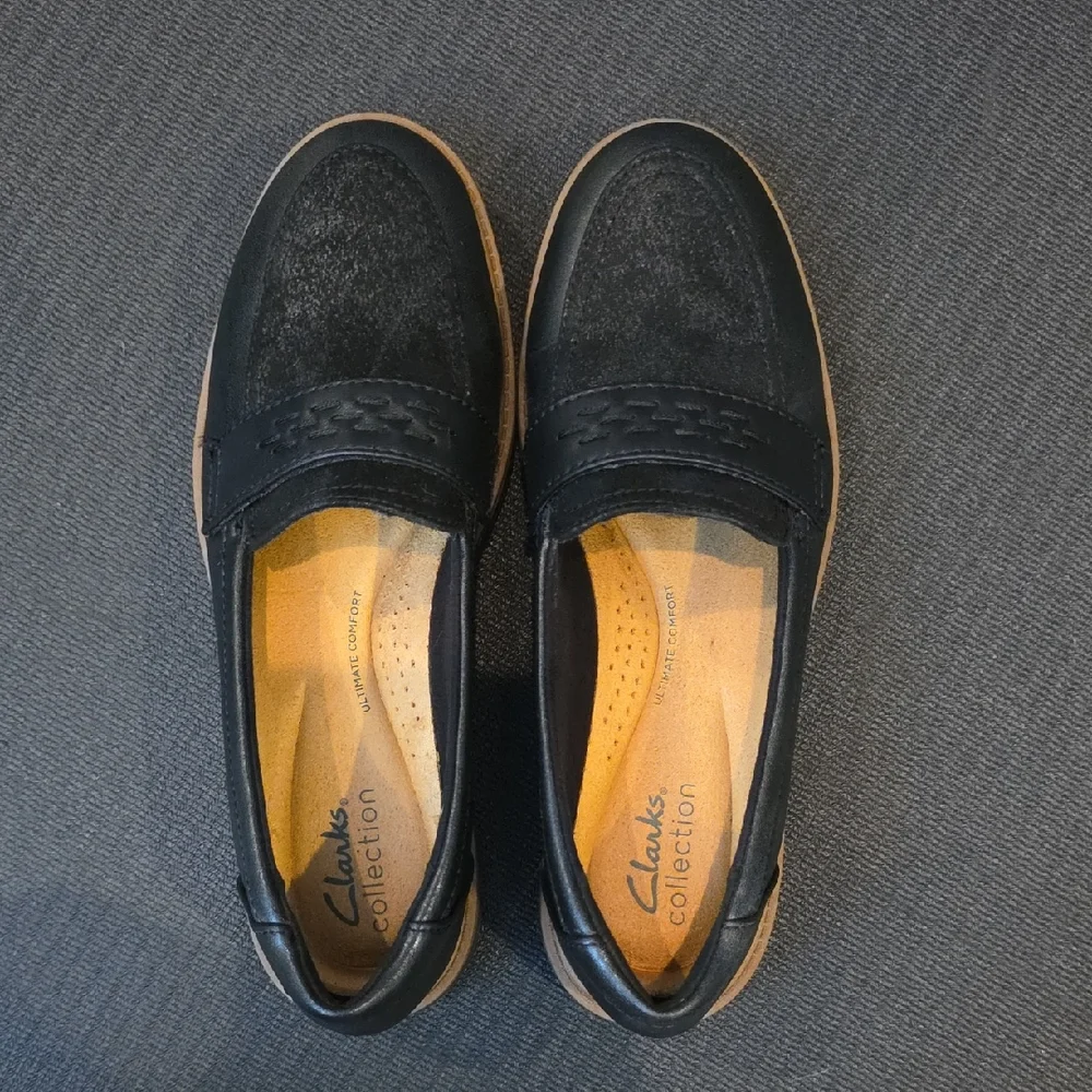 Clarks Women's Black Loafers - Picture 1 of 9